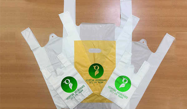 Các siêu thị thường in túi nilon 2 quai để giúp khách hàng chứa và vận chuyển hàng hóa
